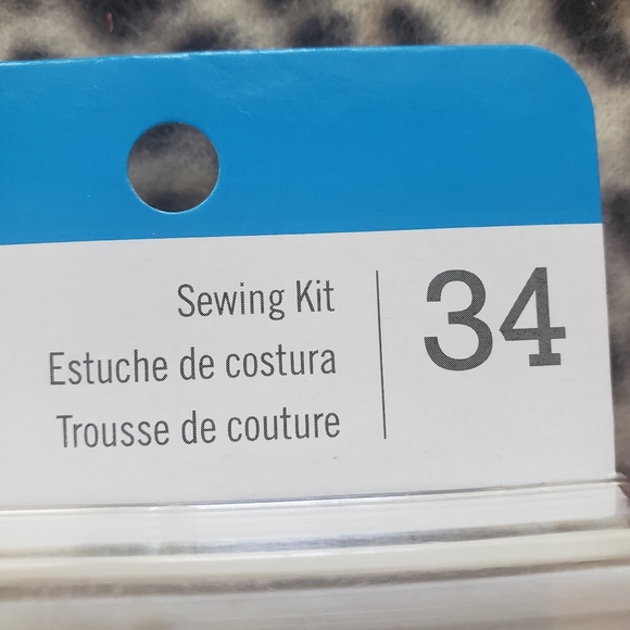 SINGER Fly Friendly Travel Sewing Kit with Storage Case, 34 Pieces, New in Case! - Picture 2 of 10